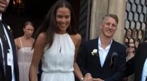 Иванович фаулирала Швайни на сватбата; отишла с евтина рокля