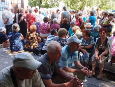Пенсионери във Варна чакат с часове пред пунктовете на 
