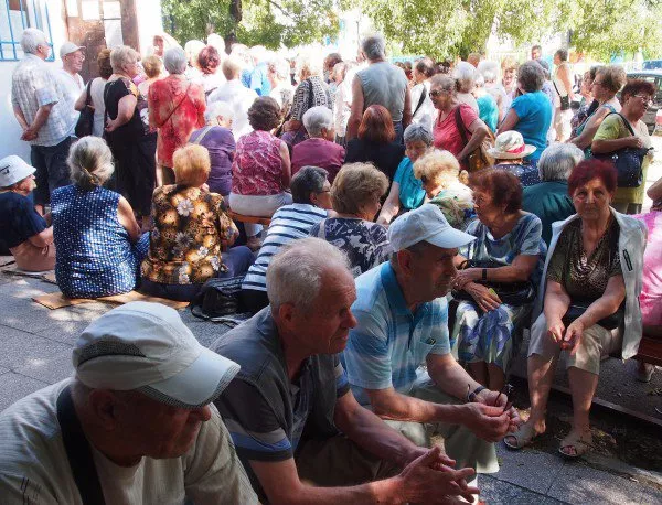 Пенсионери във Варна чакат с часове пред пунктовете на "Градски транспорт"