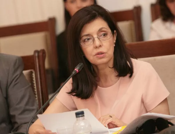 Кунева утвърди правилника за обществените съвети към училищата