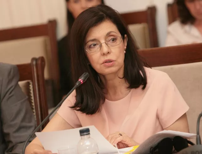 Меглена Кунева пред Actualno.com: Не можем да натоварим учителя с проблемите на цялата държава (ВИДЕО)