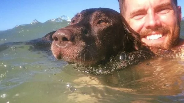 Затрогващо: Мъж води болното си куче на едно последно пътешествие...