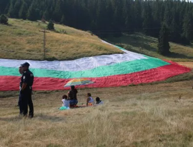 Майки с деца стъпват върху разпънатия български трикольор на роженските поляни 