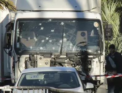 Полицията е уцелила само веднъж където трябва камиона на атентатора от Ница (ВИДЕО)