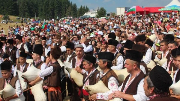 Под звуците на 101 каба гайди започна Роженският събор (СНИМКИ)