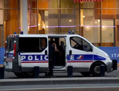 Задържаха две тийнейджърки за подготвян атентат в Ница