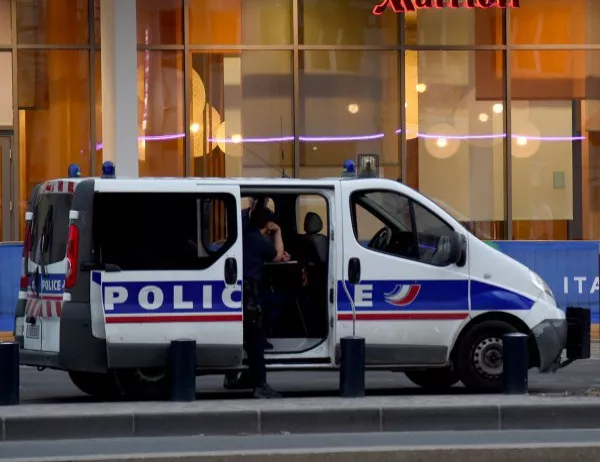 Франция ще назначава полицаи в училищата
