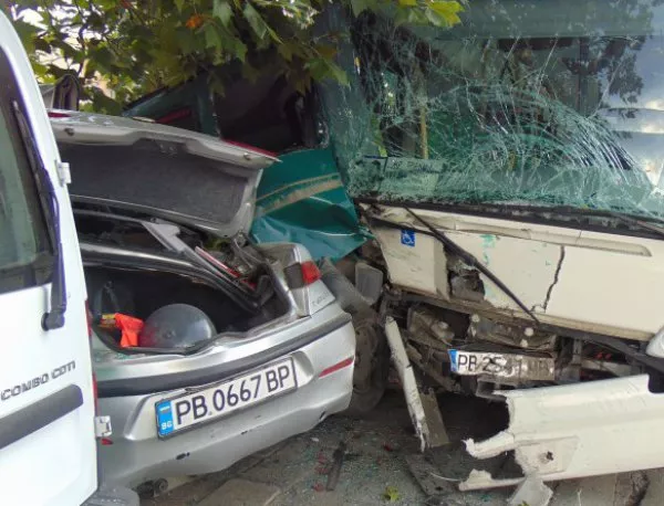 Автобус с пътници помля пет коли в Пловдив