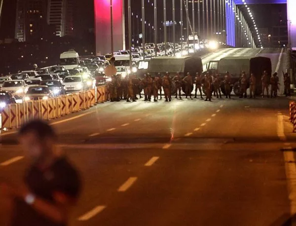 Мащабна чистка след метежа в Турция, близо 6000 арестувани, броят им расте