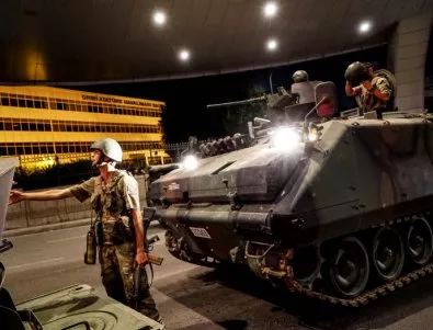 Над 300 войници, участвали в преврата в Турция, все още се укриват 