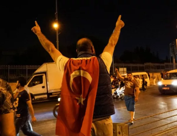 Турция уволни над 9000 полицаи заради връзки с Гюлен