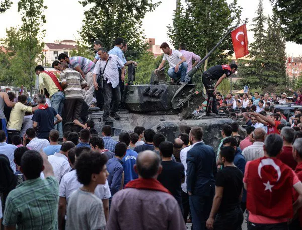 Турските власти приключиха операцията по задържане на метежниците в сградата на Генералния щаб в Анкара