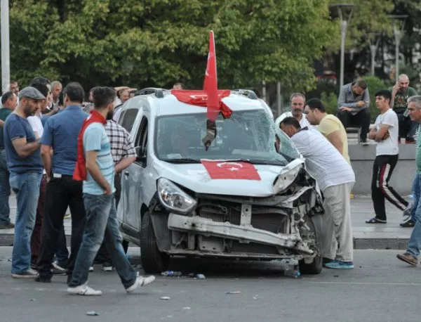 Арестуваха двама членове на турския Конституционен съд