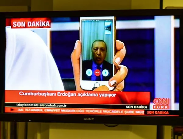 Ердоган се появи на живо и призова турския народ да излезе срещу военните