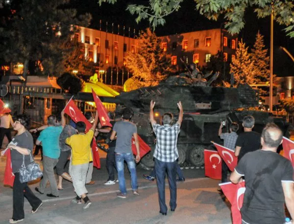 Турция днес: 70 000 разследвани, 32 000 зад решетките 