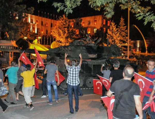 Пропагандни билбордове по случай годишнината от преврата в Турция предизвикаха критики