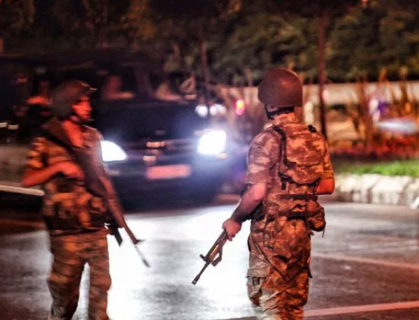Турската армия стреля по привърженици на Ердоган