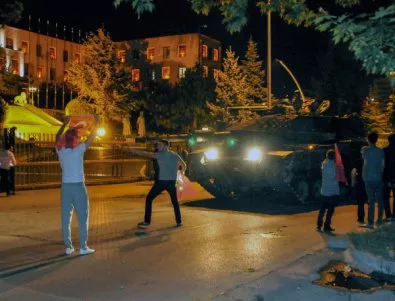 Затворите в Турция вече се пълнят с метежници