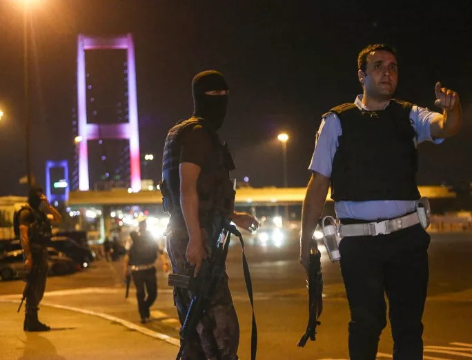 Турската полиция малтретира задържаните след опита за преврат
