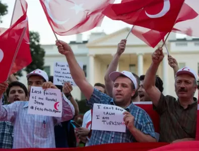 Турция праща в затвора още шестима журналисти 