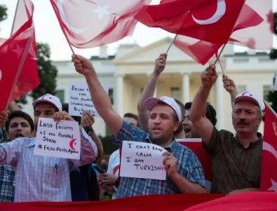 Над 6000 държавни служители бяха отстранени в Турция