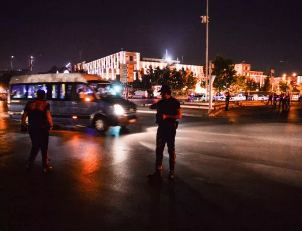 Танкове са обкръжили сградата на парламента в Турция