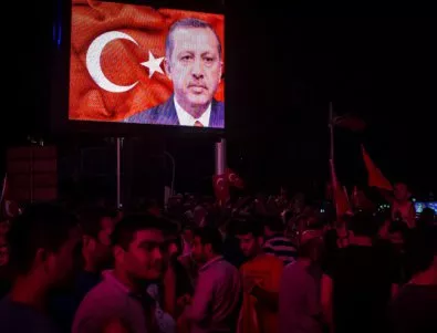 Още 15 000 държавни служители и офицери са уволнени в Турция