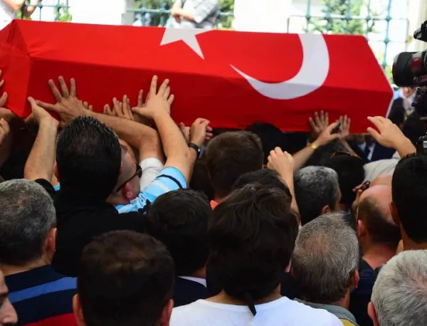 Хиляди се събраха на площад "Таксим" в Истанбул на митинг на управляващи и опозиция