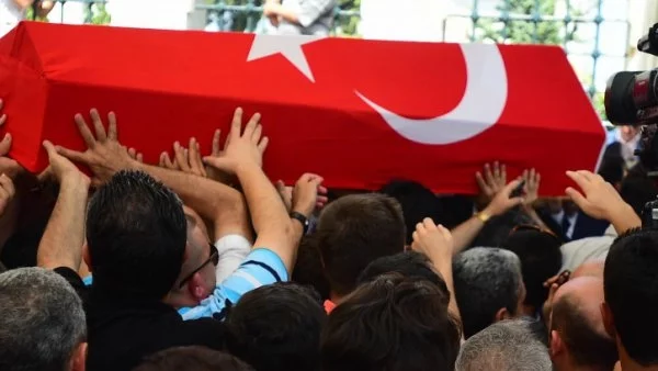 Хиляди се събраха на площад "Таксим" в Истанбул на митинг на управляващи и опозиция