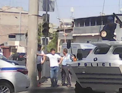Напрегната е обстановката в Ереван, спецчасти са обградили полицейски участък (СНИМКИ)