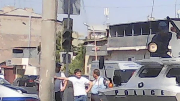 Напрегната е обстановката в Ереван, спецчасти са обградили полицейски участък (СНИМКИ)
