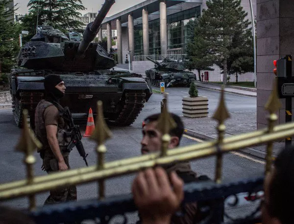 40 хил. задържани и 80 хил. уволнени след опита за преврат в Турция
