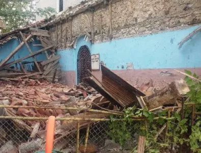 Експерти оглеждат рушащата се църква в село Черноземен