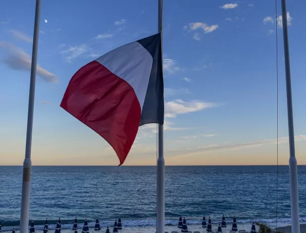 Франция почита загиналите при атентата в Ница