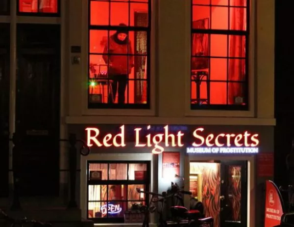 Влизането в квартала на червените фенери в Амстердам може да стане платено