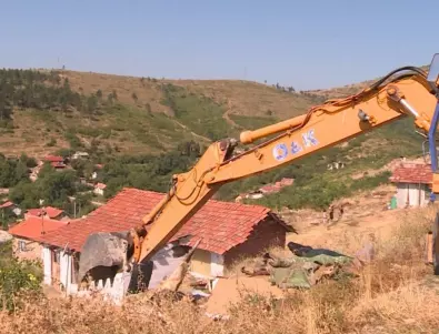 Напрежение в Стара Загора заради събаряне на незаконни ромски къщи