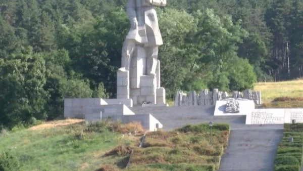 Започна дългоочакваният ремонт на паметника на Ботев в Калофер