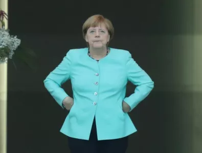 Домат улучи Меркел на предизборен митинг