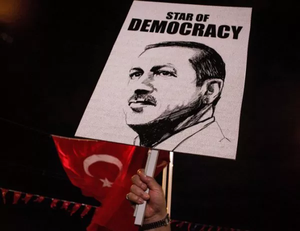 Турция арестува главния редактор на водещия опозиционен вестник в страната