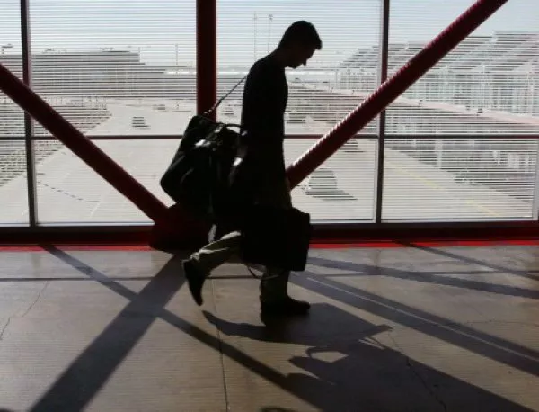 Мъж чака любимата си десет дни на летището