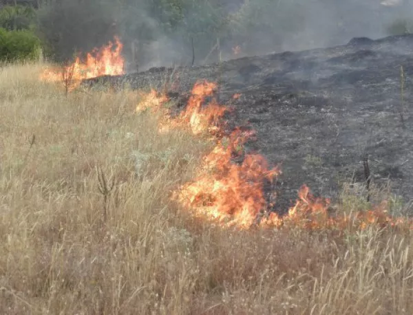 Пожарът край Харманли все още не е локализиран
