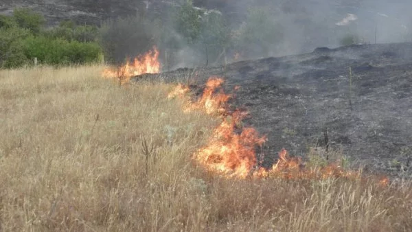 Гасенето на пожара край село Главан ще продължи и през нощта