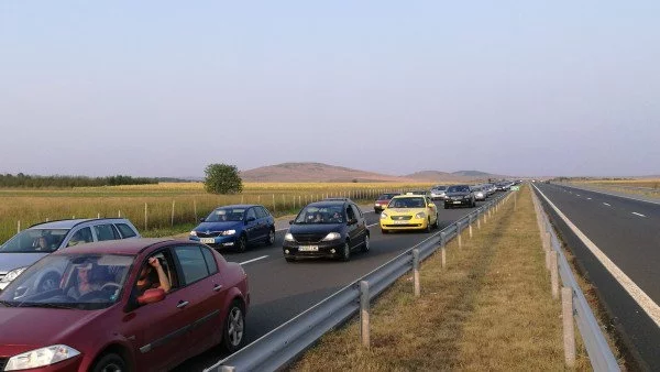 Колони от автомобили са се образували в двете посоки на АМ "Тракия"