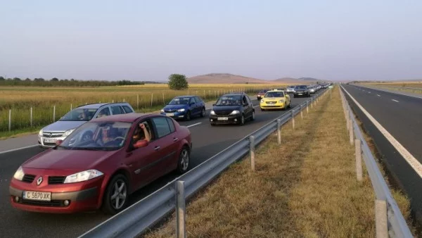 Заради катастрофа движението по "Тракия" в посока Бургас е само в активната лента