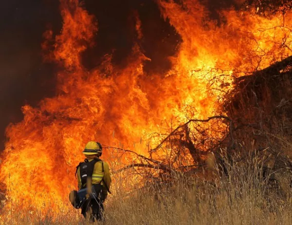 400 пожарникари се борят с огромен пожар в Канада