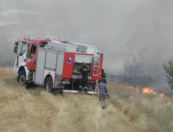 Заради пожар до хасковско село евакуираха десетки хора