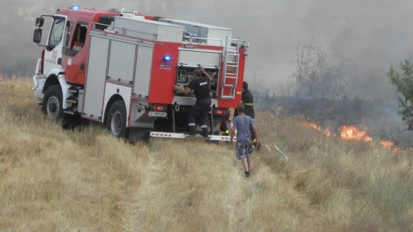 Заради пожар до хасковско село евакуираха десетки хора