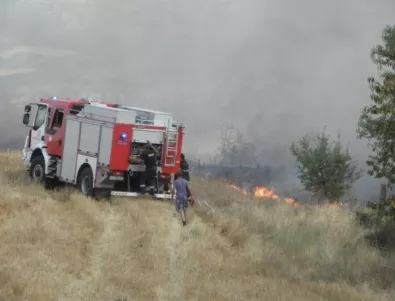 Огнената стихия край Изворище е ограничена, опасността от пожари остава висока