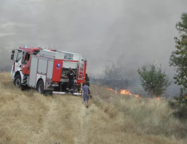 Огнената стихия край Изворище е ограничена, опасността от пожари остава висока