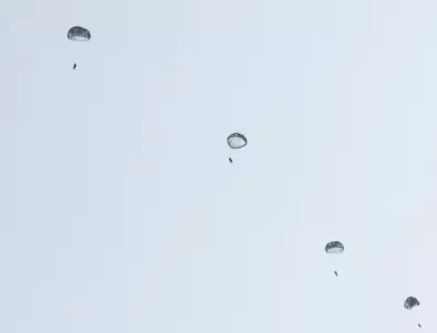 Слух: Руснаците застреляли собствени парашутисти погрешка